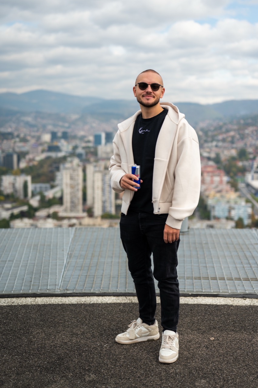 Nedim Lepić na vidikovcu iznad grada